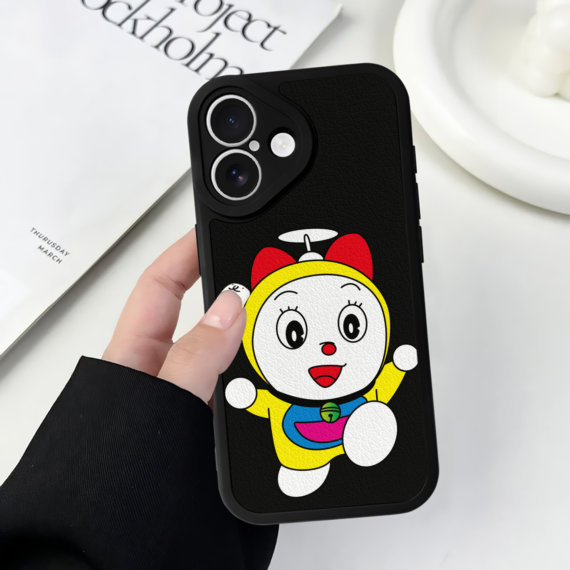 （画像用） ドラえもん ドラミ Doraemon Dorami 【iPhone 16シリーズ対応】シリコンスマホケース（レザー調） 材質：シリコン
